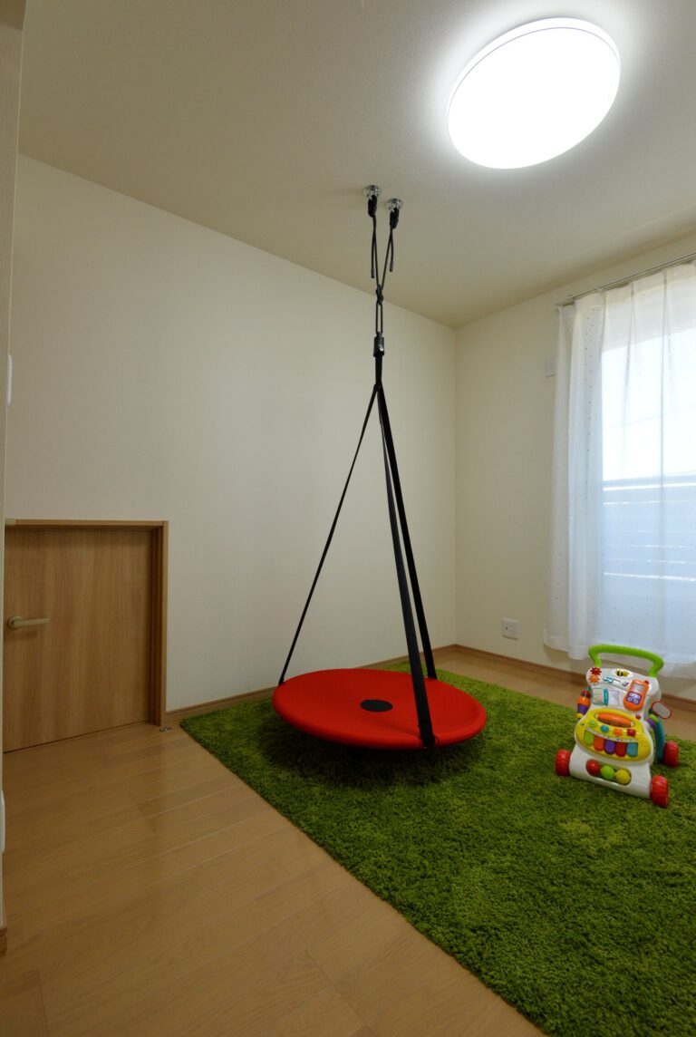 ブランコのある子供部屋